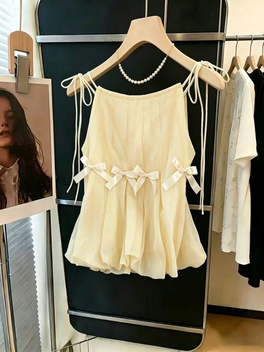 Elegant Summer New Style Women's Chiffon Blouse Strapless Loose Fit Sleeveless Outerwear Knot Gentle Breeze
Elegant Summer New Style Women's Chiffon Blouse Strapless Loose Fit Sleeveless Outerwear Knot Gentle Breeze