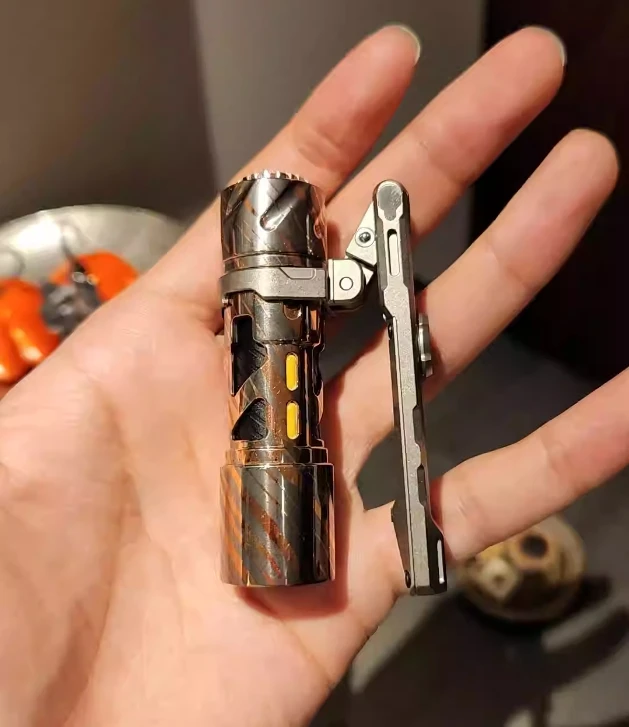 Подержанный суперпроводящий фонарик EDC SK03 с задним зажимом из титанового сплава
Подержанный суперпроводящий фонарик EDC SK03 с задним зажимом из титанового сплава
