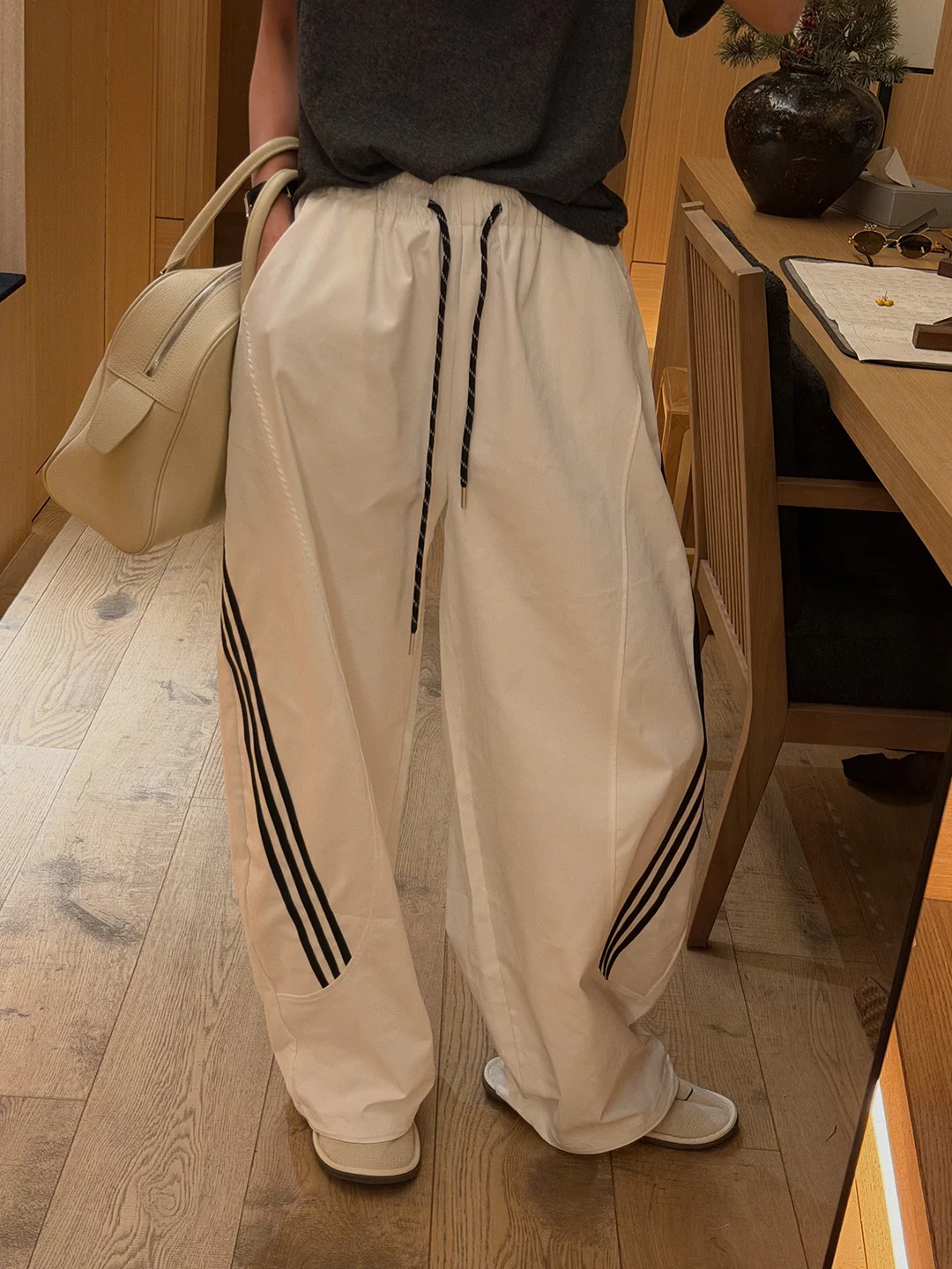 Sporty Striped Drawstring Loose Women's Casual Pants Spring 2026 Fashionable Wide Leg Slimming High Waist Straight Tube
Sporty Striped Drawstring Loose Women's Casual Pants Spring 2026 Fashionable Wide Leg Slimming High Waist Straight Tube