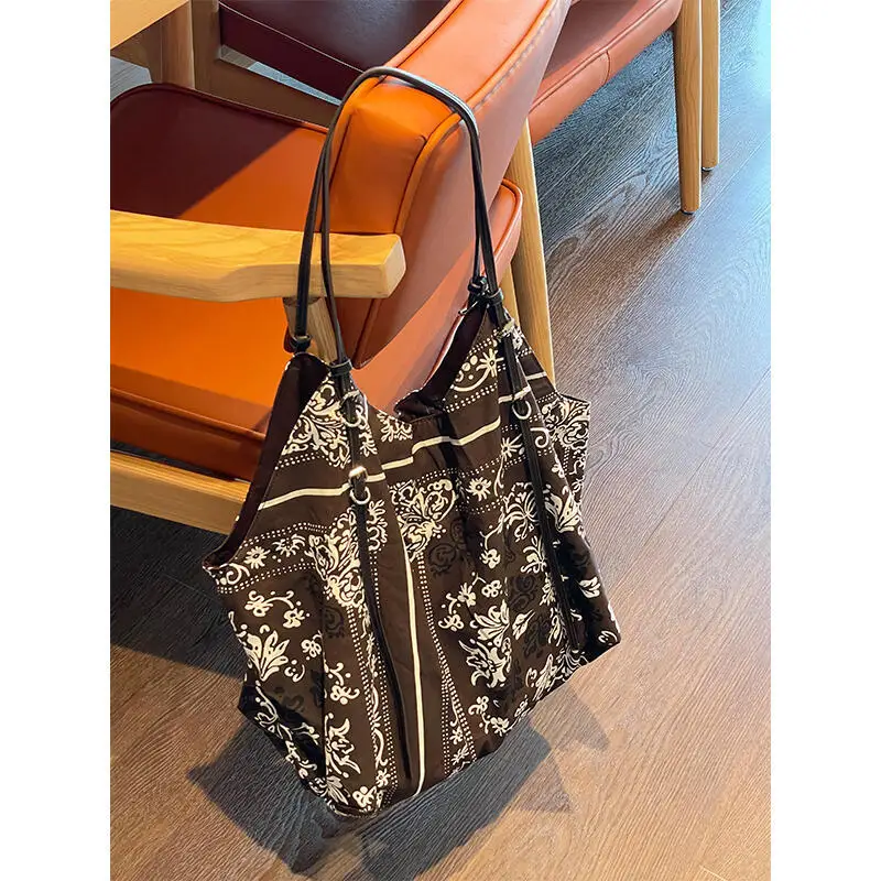 Large Capacity Paisley Tote Bag Bandanna Printed Shoulder Bag Soft Shopper Purses Fashion Designer Handbags Hobos Bags for Women
Large Capacity Paisley Tote Bag Bandanna Printed Shoulder Bag Soft Shopper Purses Fashion Designer Handbags Hobos Bags for Women