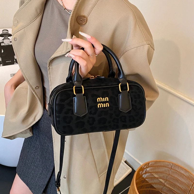 Новинка 2025 года, сумка-подушка в боулинг и бостонском стиле для женщин, универсальная инди-тоут большой вместимости, ручная сумка через плечо с леопардовым принтом
Новинка 2025 года, сумка-подушка в боулинг и бостонском стиле для женщин, универсальная инди-тоут большой вместимости, ручная сумка через плечо с леопардовым принтом