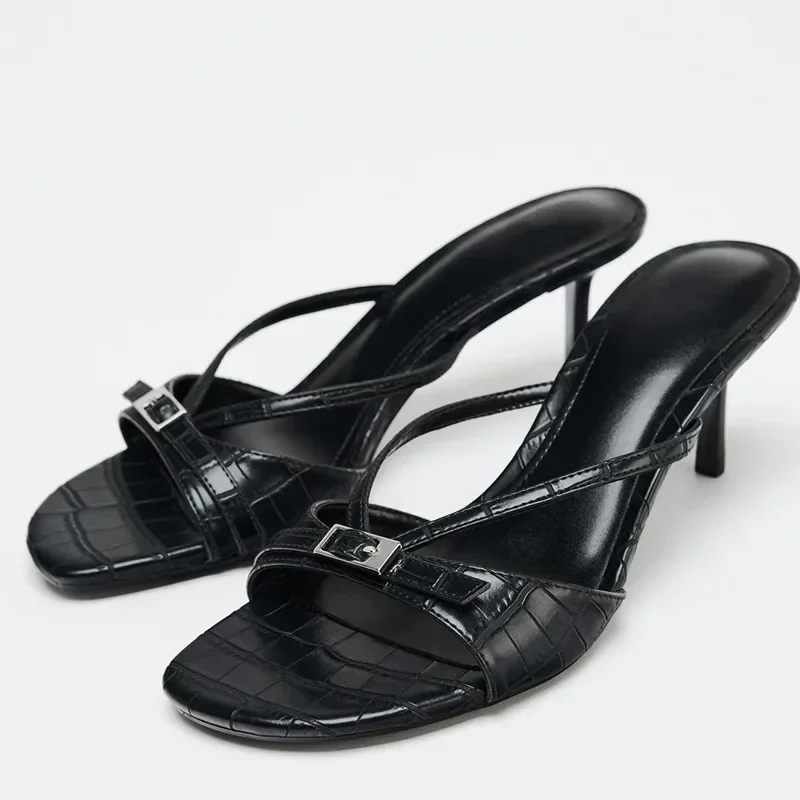 Роскошные дизайнерские женские тапочки на высоком каблуке с открытым носком, летние шикарные сандалии на каблуке с металлической пряжкой и украшением, модные уличные шлепанцы
Роскошные дизайнерские женские тапочки на высоком каблуке с открытым носком, летние шикарные сандалии на каблуке с металлической пряжкой и украшением, модные уличные шлепанцы