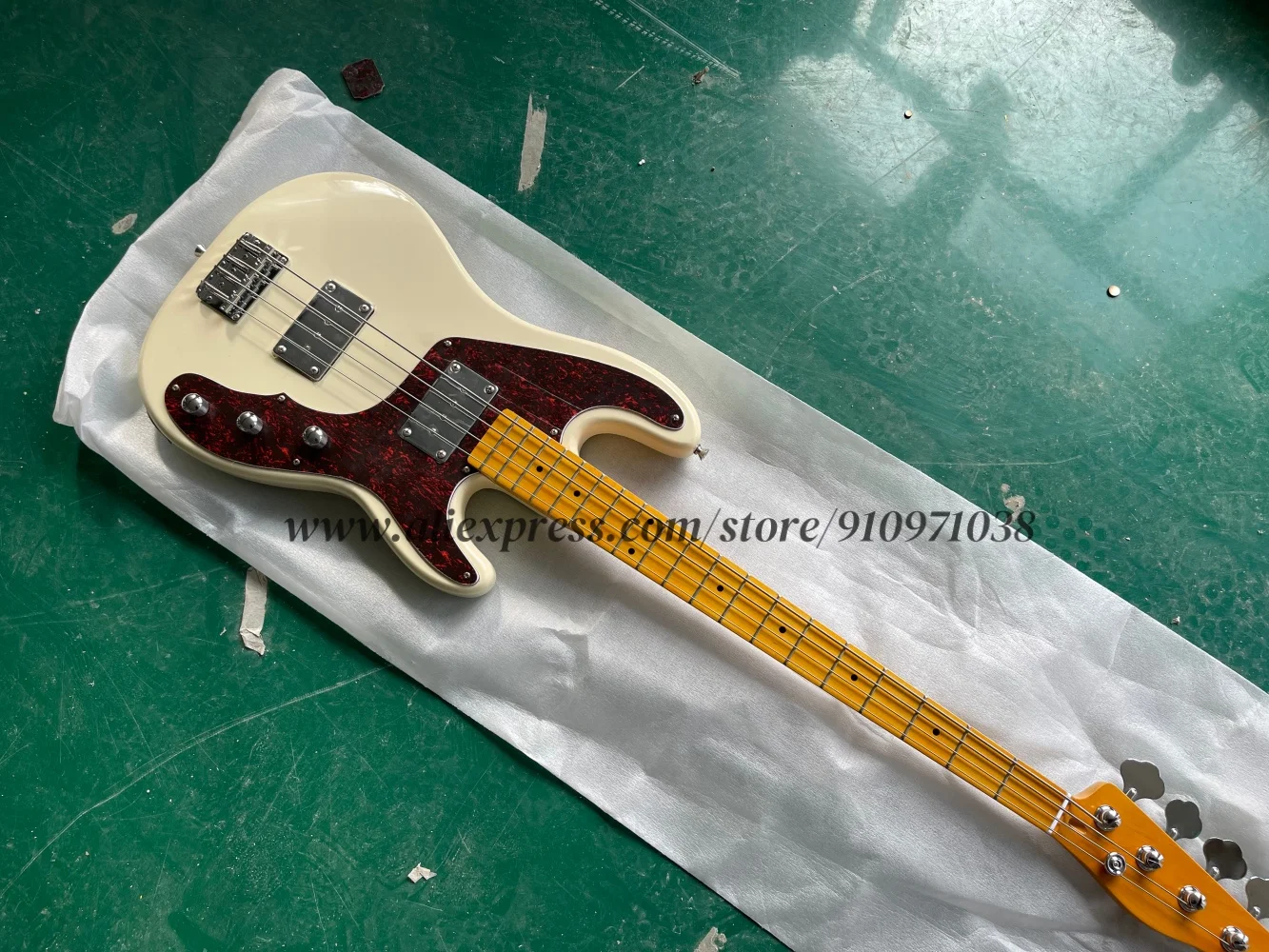 Cream bass, 4 string bass, fixed bridge, large iron shell pickup, solid wood body, maple neck, red tortoise shell guard
Cream bass, 4 string bass, fixed bridge, large iron shell pickup, solid wood body, maple neck, red tortoise shell guard