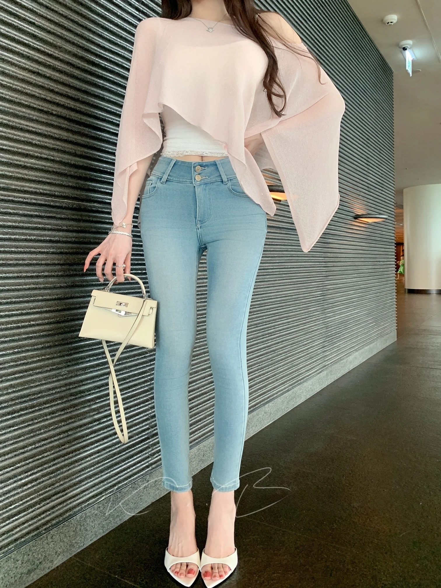 High Waist Slim Fit Denim Jeans with Hip Padding 2026 Spring Cotton Stretch Denim Workwear Style Women's High Elasticity Jeans
High Waist Slim Fit Denim Jeans with Hip Padding 2026 Spring Cotton Stretch Denim Workwear Style Women's High Elasticity Jeans
