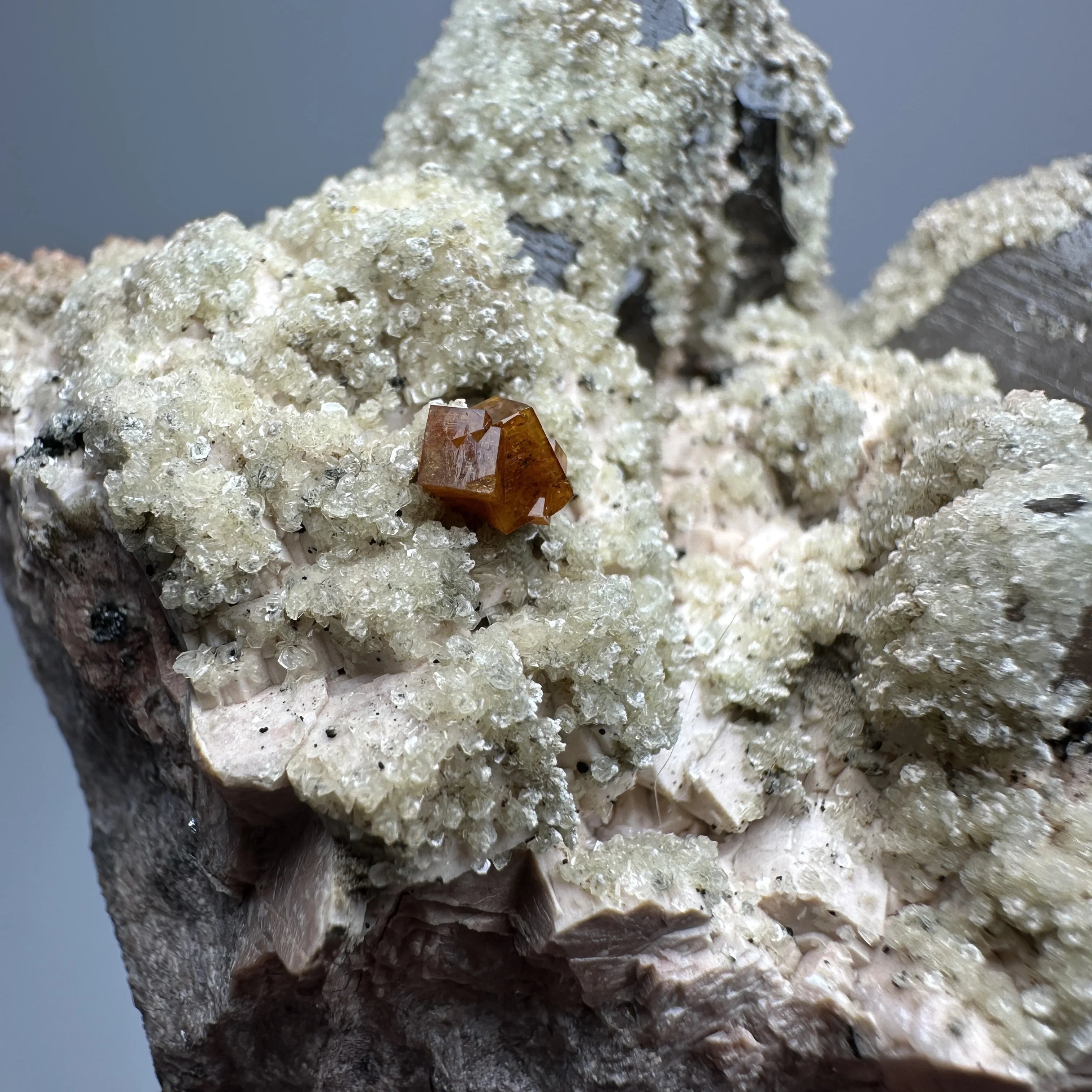 Natural Almandine Garnet Smoky Quartz Cluster Specimen with Muscovite Feldspar Raw Crystal Healing Stone for Collection
Natural Almandine Garnet Smoky Quartz Cluster Specimen with Muscovite Feldspar Raw Crystal Healing Stone for Collection