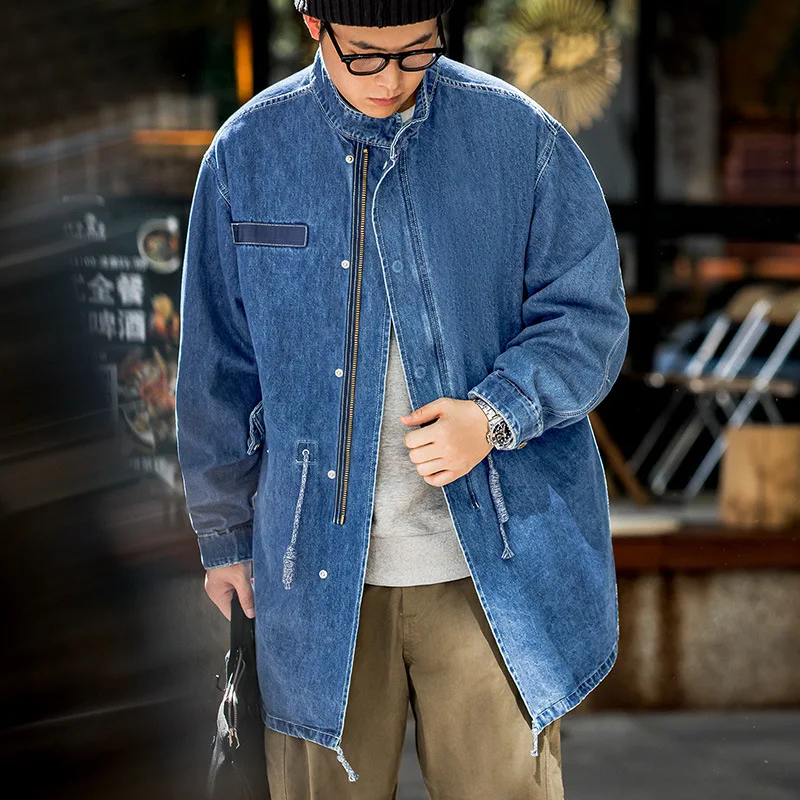 Retro Denim Denim Fishtail Trench Loose Silhouette Mid Long Styles Men Coats Autumn New Stand Collar Zip Spliced Top Men Jackets
Retro Denim Denim Fishtail Trench Loose Silhouette Mid Long Styles Men Coats Autumn New Stand Collar Zip Spliced Top Men Jackets