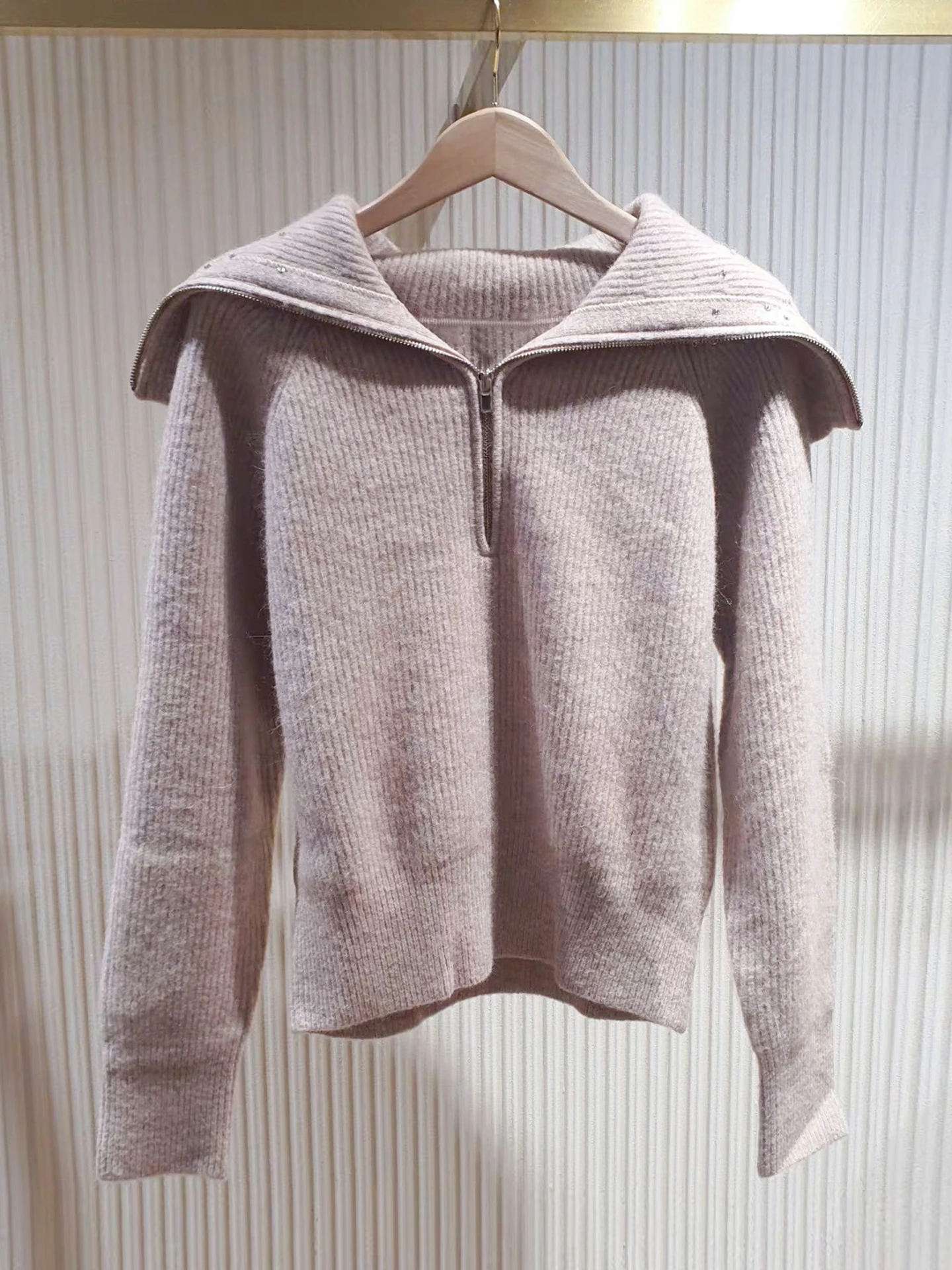 M Home South Oil High End Women's Knitted Sweater with Diamond Embellishment And Large Collar Autumn Winter Cardigan Coat
M Home South Oil High End Women's Knitted Sweater with Diamond Embellishment And Large Collar Autumn Winter Cardigan Coat