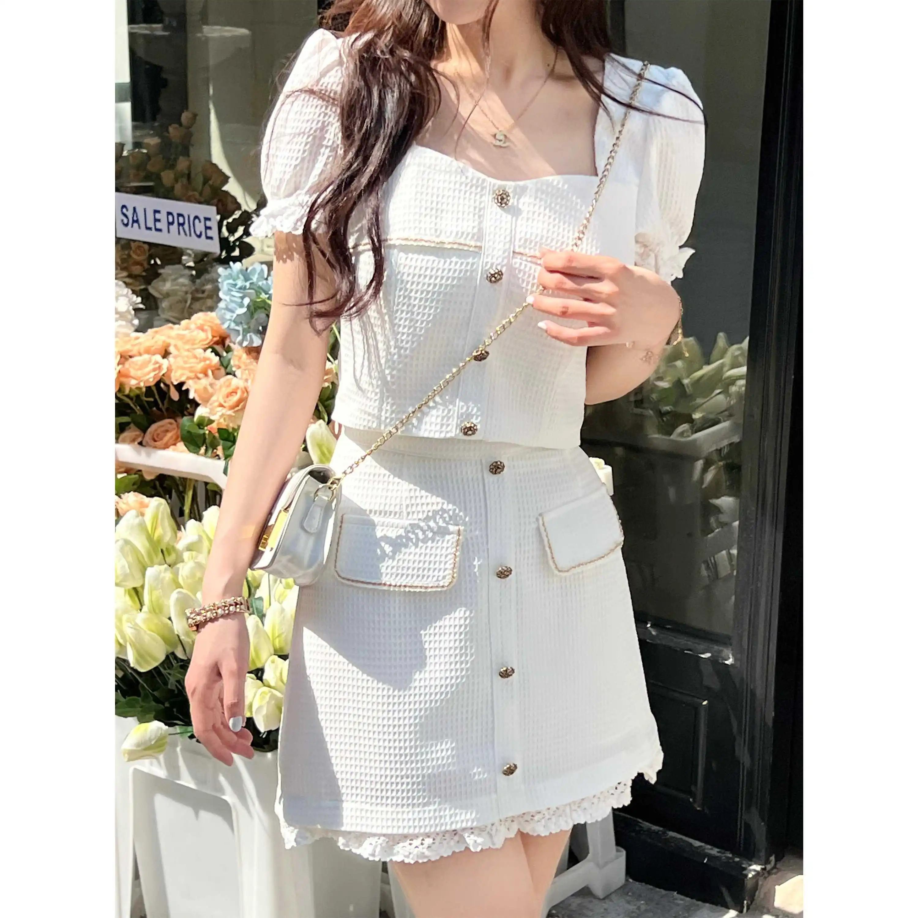2024 Summer New High Sense Women's Stitching White Short Suit Square Collar Short-sleeved Top Half Skirt Slimming Two-piece Set
2024 Summer New High Sense Women's Stitching White Short Suit Square Collar Short-sleeved Top Half Skirt Slimming Two-piece Set