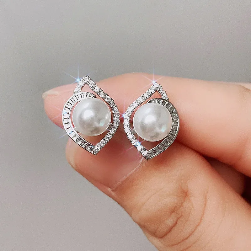 New Upscale White Pearl 925 Sterling Silver Earrings Zircon Leaf Luxury Stud Earrings for Women Brincos Pendientes Bijoux
New Upscale White Pearl 925 Sterling Silver Earrings Zircon Leaf Luxury Stud Earrings for Women Brincos Pendientes Bijoux