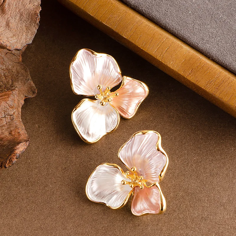 French elegant oil-drip paint three-petal flower petal earrings light luxury fashion high-end literary retro earrings
French elegant oil-drip paint three-petal flower petal earrings light luxury fashion high-end literary retro earrings