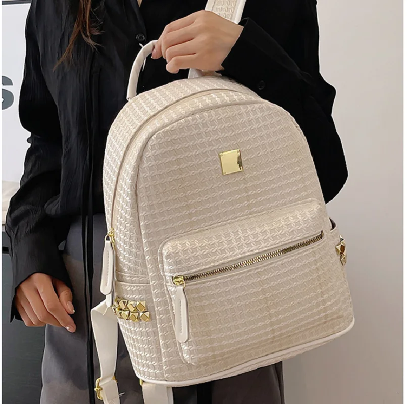 New Fashion Korean Nylon Large Capacity Travel Backpacks Women's Rivet Designer Shoulder Bags Totes School Bag Casual Rucksack
New Fashion Korean Nylon Large Capacity Travel Backpacks Women's Rivet Designer Shoulder Bags Totes School Bag Casual Rucksack