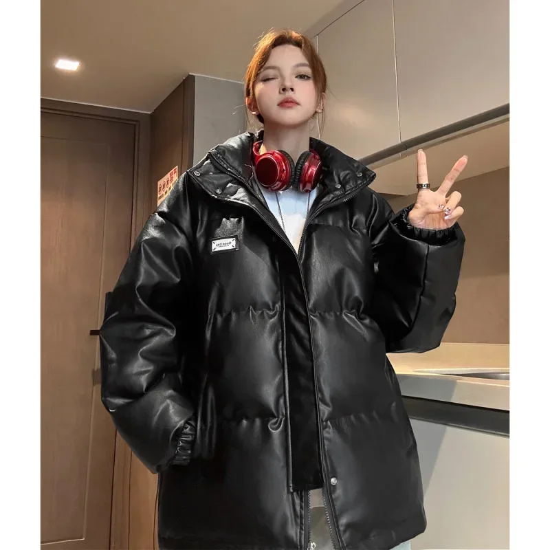 Новые зимние шикарные утепленные стеганые куртки из искусственной кожи для женщин, уличная модная парка-пуховик с воротником-стойкой, женское пальто 
Новые зимние шикарные утепленные стеганые куртки из искусственной кожи для женщин, уличная модная парка-пуховик с воротником-стойкой, женское пальто