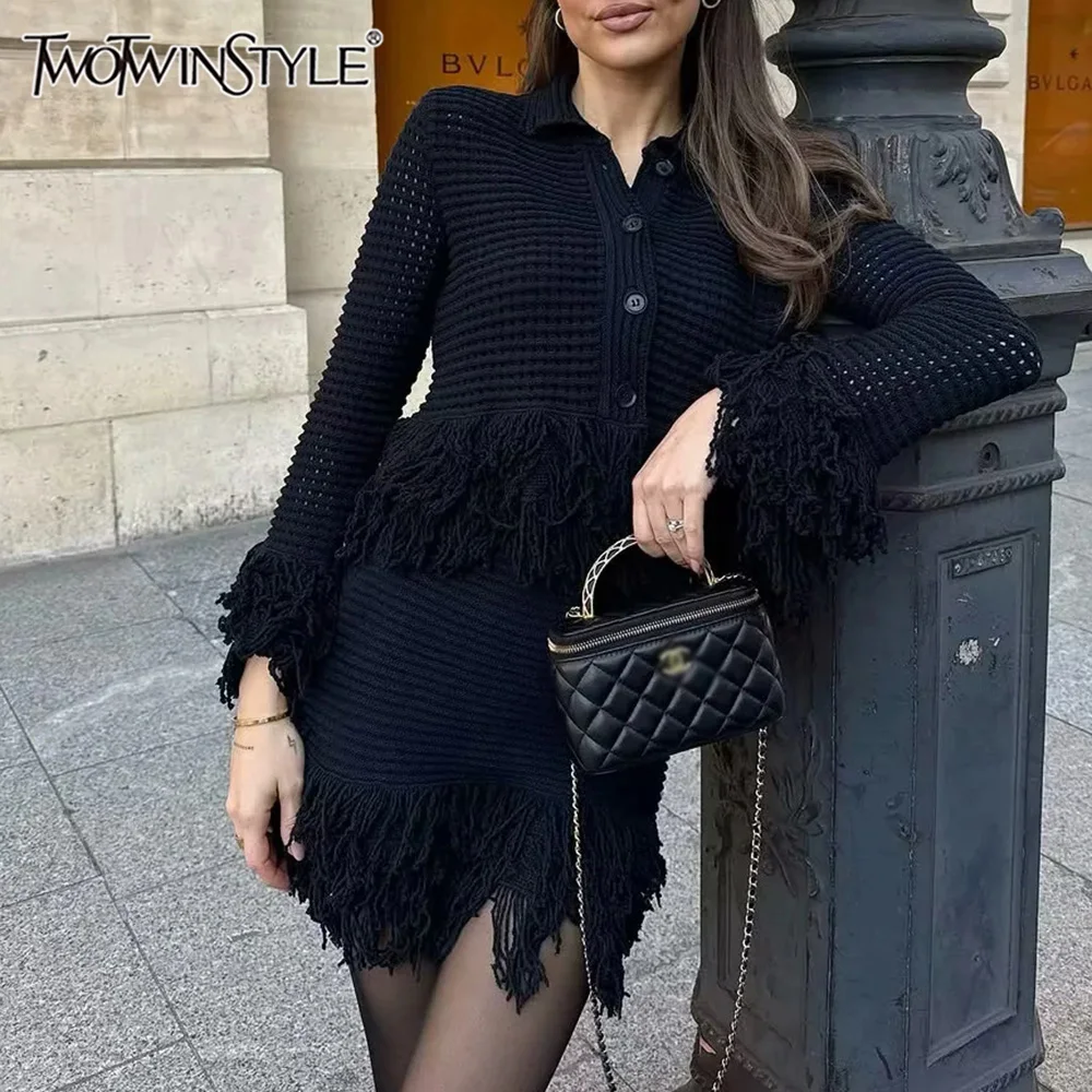 TWOTWINSTYLE однотонный комплект из сращенных кисточек для женщин, топ с длинными рукавами и лацканами, юбки с высокой талией, женский модный стиль, новинка
TWOTWINSTYLE однотонный комплект из сращенных кисточек для женщин, топ с длинными рукавами и лацканами, юбки с высокой талией, женский модный стиль, новинка