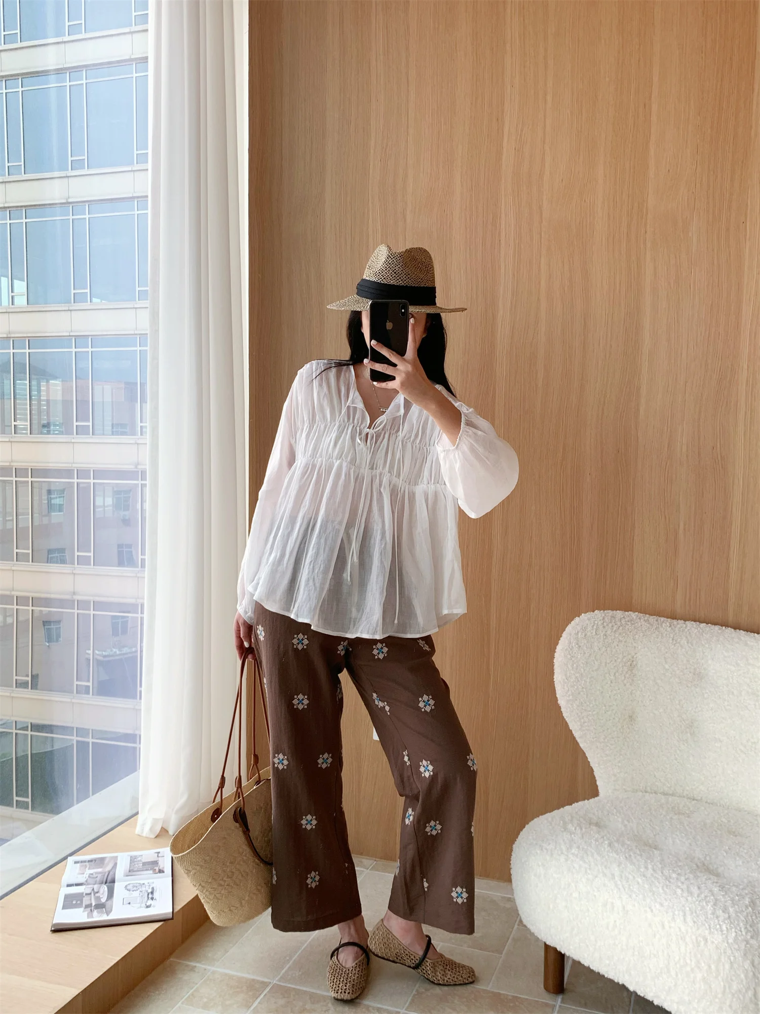 Дизайнерская льняная рубашка свободного кроя: дышащая, легкая, комфортная, повседневная, с длинным рукавом, летняя, модная.
Дизайнерская льняная рубашка свободного кроя: дышащая, легкая, комфортная, повседневная, с длинным рукавом, летняя, модная.