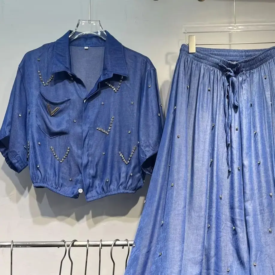 Europe Fashion Women Denim Sets Luxury Diamonds Short Sleeve Cardigans Shirt + Drawstring Elastic Waist Ultra Long Skirts 2025
Europe Fashion Women Denim Sets Luxury Diamonds Short Sleeve Cardigans Shirt + Drawstring Elastic Waist Ultra Long Skirts 2025