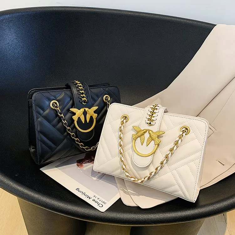 Винтажная сумка с цепочкой, верхней ручкой и съемным плечевым ремнем, квадратный силуэт с клапаном, текстурированная внешняя поверхность, компактная.
Винтажная сумка с цепочкой, верхней ручкой и съемным плечевым ремнем, квадратный силуэт с клапаном, текстурированная внешняя поверхность, компактная.