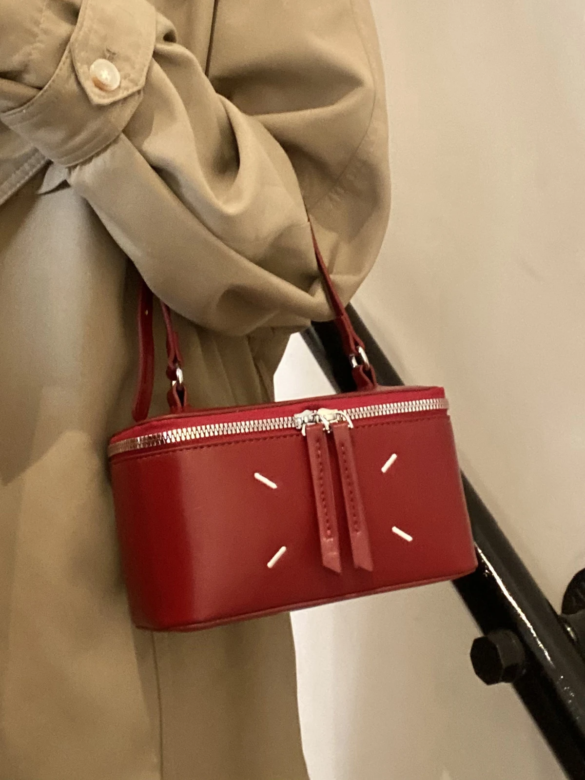 Ladies' Exquisite Retro Red Box Bag 2025 New Women's Double Zipper Dating Crossbody Bags Elegant Chic Single Shoulder Handbag
Ladies' Exquisite Retro Red Box Bag 2025 New Women's Double Zipper Dating Crossbody Bags Elegant Chic Single Shoulder Handbag