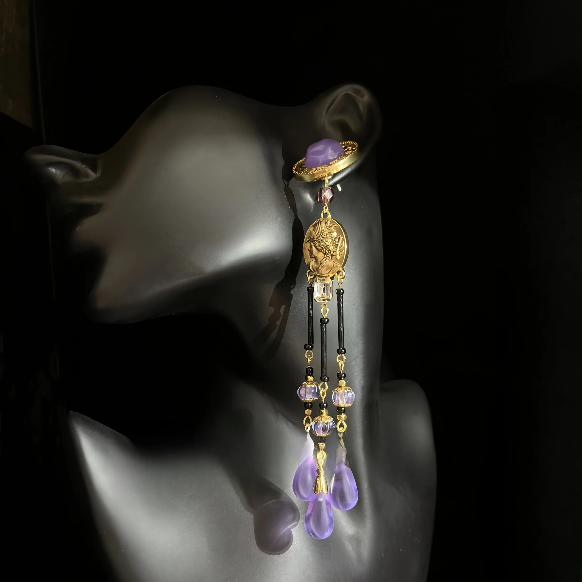 Винтажные серьги-капли, длинные висячие массивные серьги с фиолетовыми бусинами и подвеской в виде монет, ювелирные изделия в стиле ретро в стиле барокко для женщин, вечерние
Винтажные серьги-капли, длинные висячие массивные серьги с фиолетовыми бусинами и подвеской в виде монет, ювелирные изделия в стиле ретро в стиле барокко для женщин, вечерние