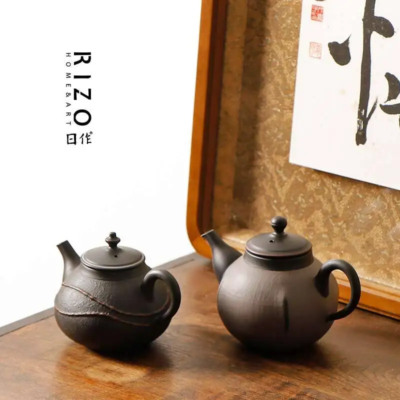 Японский чайник ручной работы, сделанный вручную художника из Gguang Kiln, Хироши по реке кои, после частого скольжения и стрельбы.
Японский чайник ручной работы, сделанный вручную художника из Gguang Kiln, Хироши по реке кои, после частого скольжения и стрельбы.