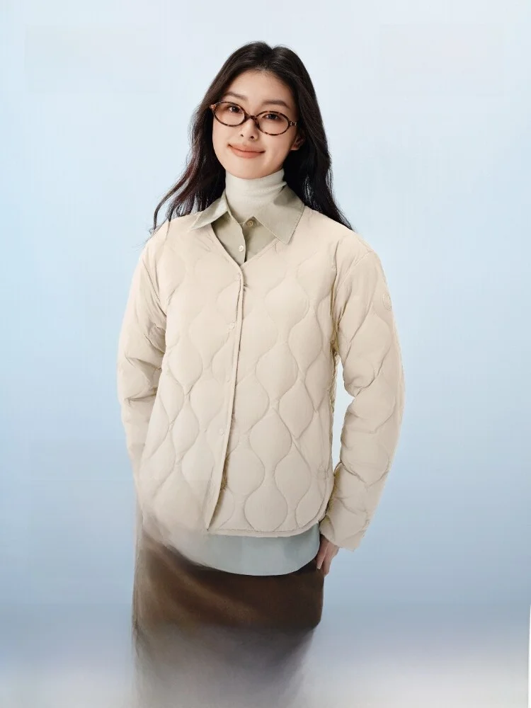 Bosideng New V-Neck Gourd Pattern Women's Jacket Lightweight Portable Short Style Three-Proof Outerwear Casual Fit Duck down ...
Bosideng New V-Neck Gourd Pattern Women's Jacket Lightweight Portable Short Style Three-Proof Outerwear Casual Fit Duck down ...