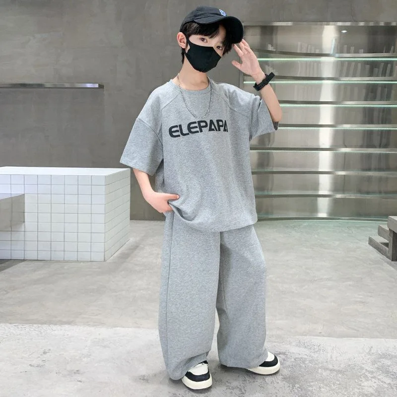 2026 Summer Boys Casual Set Loose Letter Printed T Shirt Draped Wide Leg Pants Two Piece Outfit For Middle And Older Kids
2026 Summer Boys Casual Set Loose Letter Printed T Shirt Draped Wide Leg Pants Two Piece Outfit For Middle And Older Kids