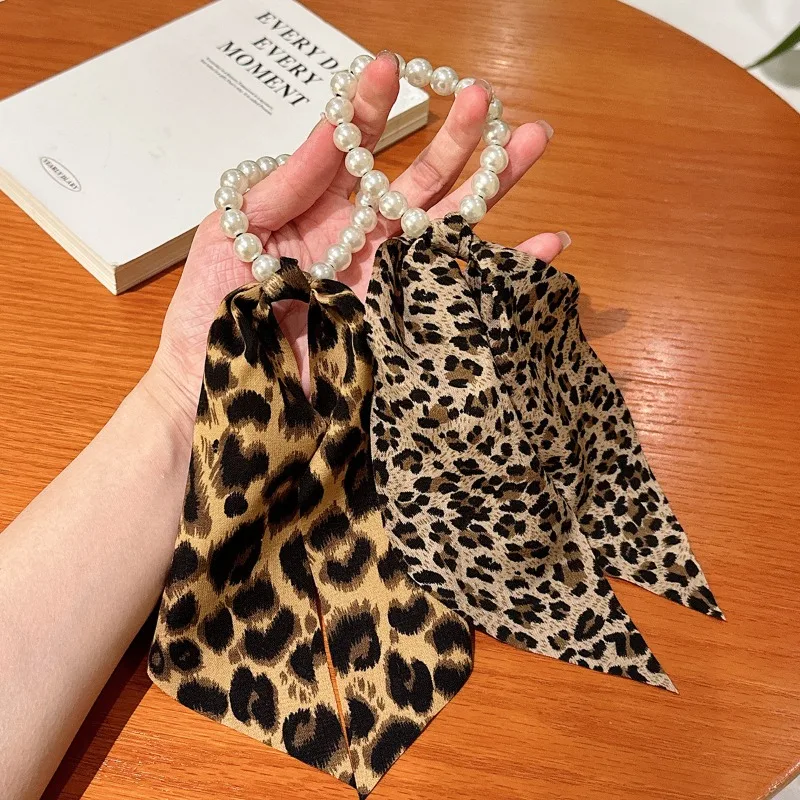Imitation pearl headband, women's high-end ponytail hair accessories, leopard print square scarf, streamer hair band.
Imitation pearl headband, women's high-end ponytail hair accessories, leopard print square scarf, streamer hair band.