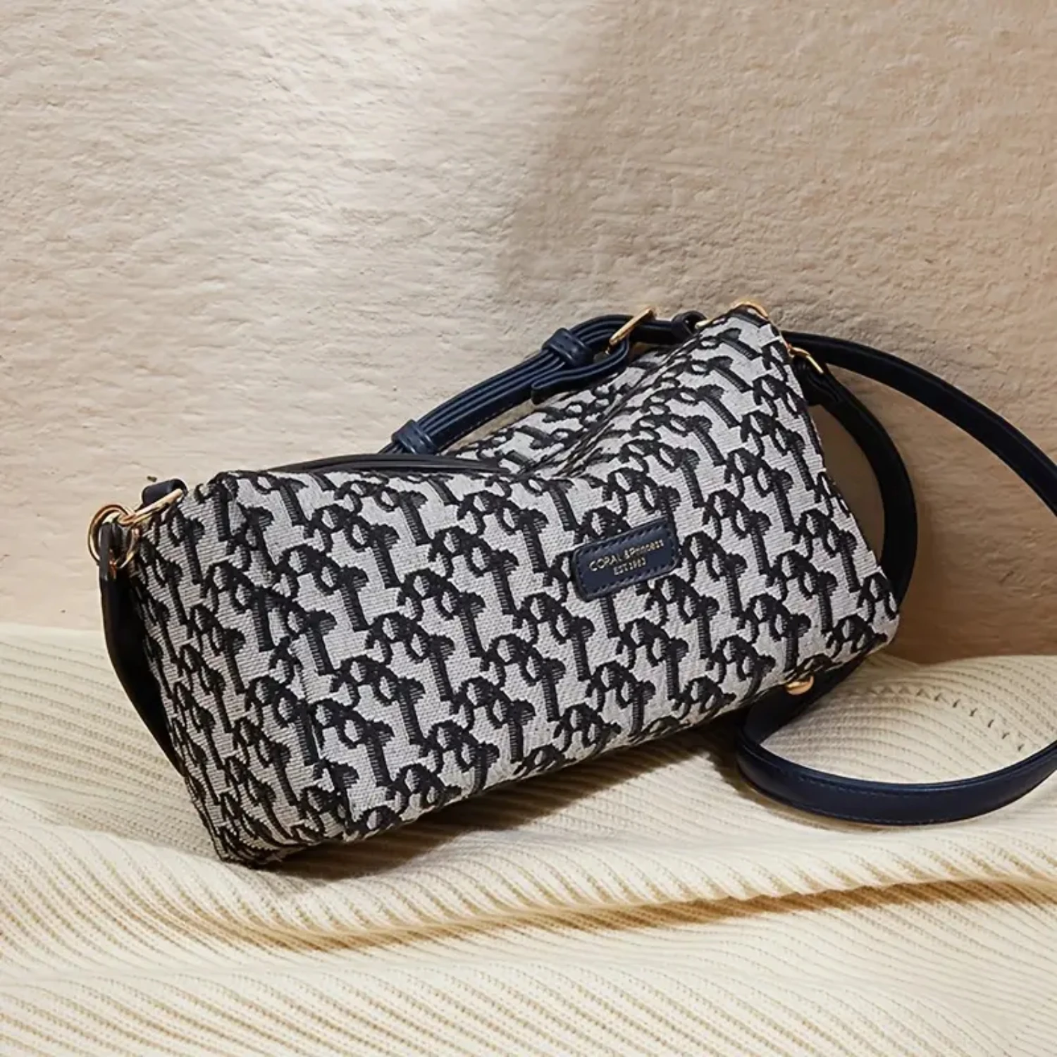 Stylish and Elegant Women's Boston Bag with Retro Geometric Pattern, Classic Crossbody Zipper, and Chic Shoulder Canvas Purse
Stylish and Elegant Women's Boston Bag with Retro Geometric Pattern, Classic Crossbody Zipper, and Chic Shoulder Canvas Purse