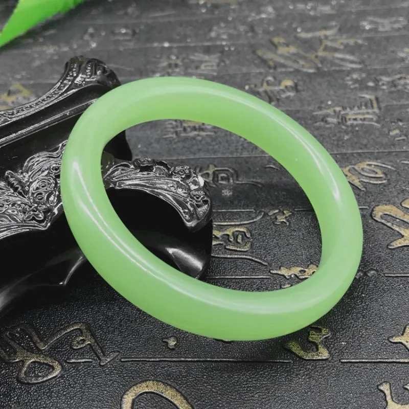 Новый светло-зеленый браслет с плоской планкой, модные классические украшения.
Новый светло-зеленый браслет с плоской планкой, модные классические украшения.