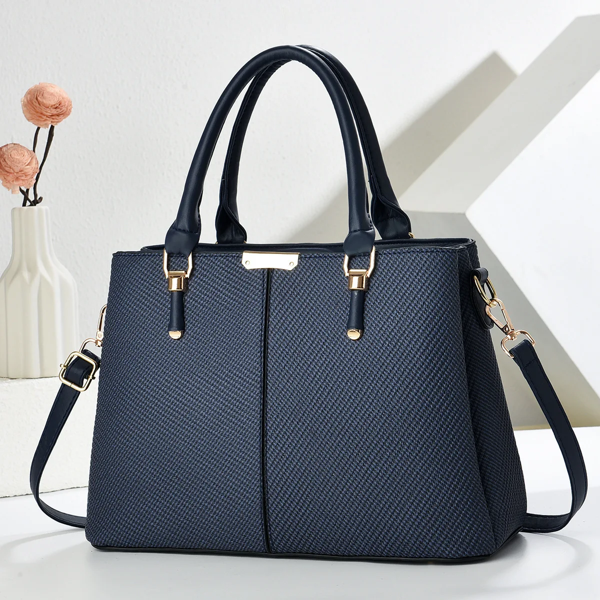 Женская сумка, новая деловая сумка, большая вместительная сумка на плечо, нишевая пригородная женская сумка, сумки-тоут, женские сумки 
Женская сумка, новая деловая сумка, большая вместительная сумка на плечо, нишевая пригородная женская сумка, сумки-тоут, женские сумки