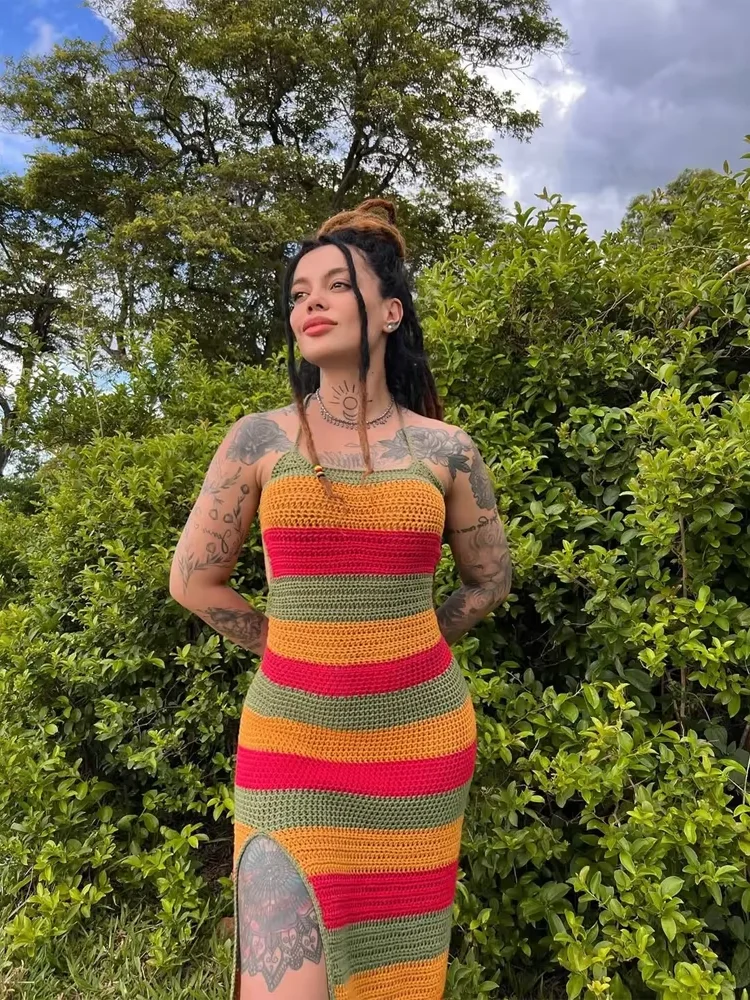Красочное полосатое вязаное платье-халтер для женщин, шикарное, без рукавов, с открытыми плечами, без спинки, с разрезом, мини-платье, 2026, для отпуска
Красочное полосатое вязаное платье-халтер для женщин, шикарное, без рукавов, с открытыми плечами, без спинки, с разрезом, мини-платье, 2026, для отпуска