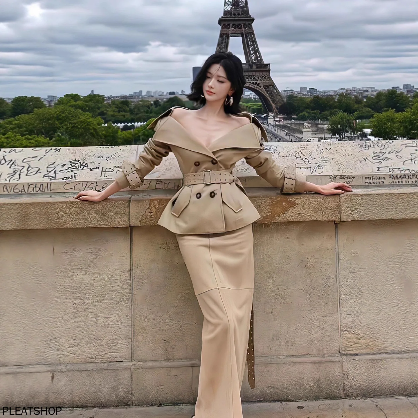British-style Design Versatile Wide Collar Fitted Waist Slimming Double-breasted Long-sleeved Short Trench Coat for Women Autumn
British-style Design Versatile Wide Collar Fitted Waist Slimming Double-breasted Long-sleeved Short Trench Coat for Women Autumn