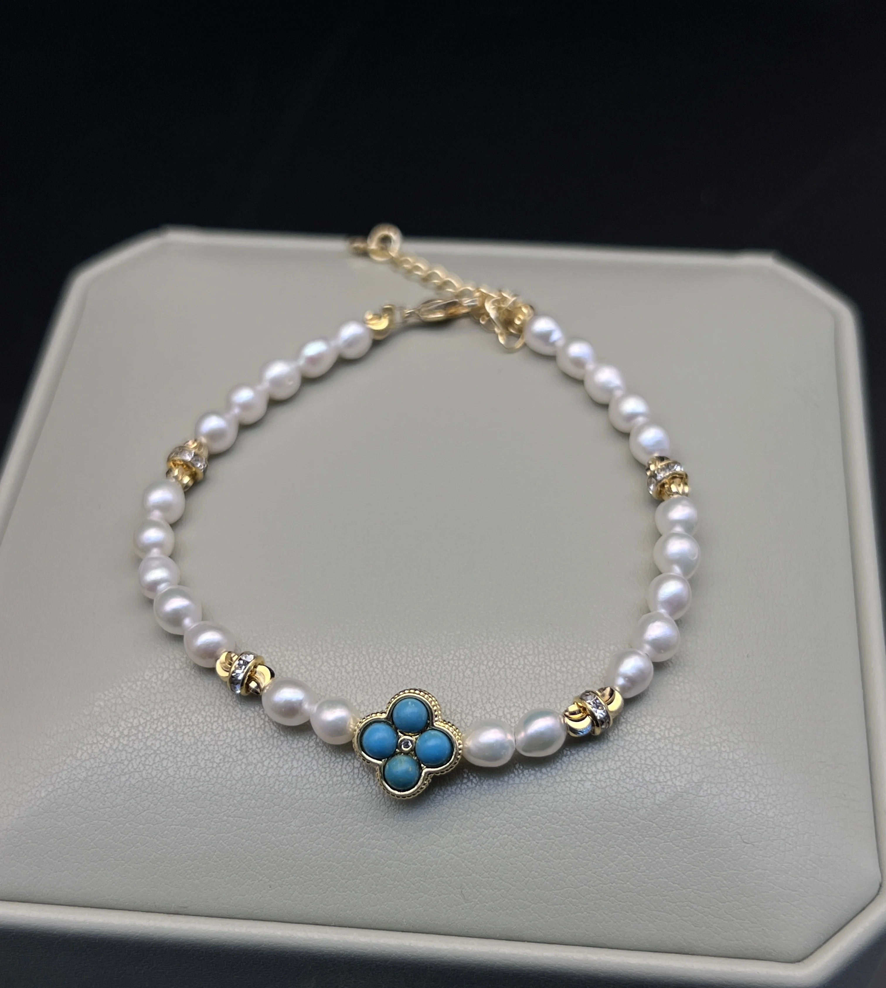 Natural Freshwater Pearl Beaded Bracelet with Blue Clover Charm Adjustable Chain Copper Alloy Gold Plated Women's Fashion Jewelr
Natural Freshwater Pearl Beaded Bracelet with Blue Clover Charm Adjustable Chain Copper Alloy Gold Plated Women's Fashion Jewelr