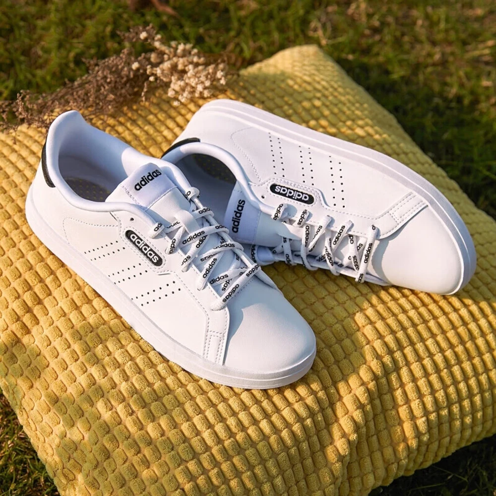 Классические кроссовки в стиле Adidas, легкие и долговечные для повседневного использования и неторопливых колясок.
Классические кроссовки в стиле Adidas, легкие и долговечные для повседневного использования и неторопливых колясок.