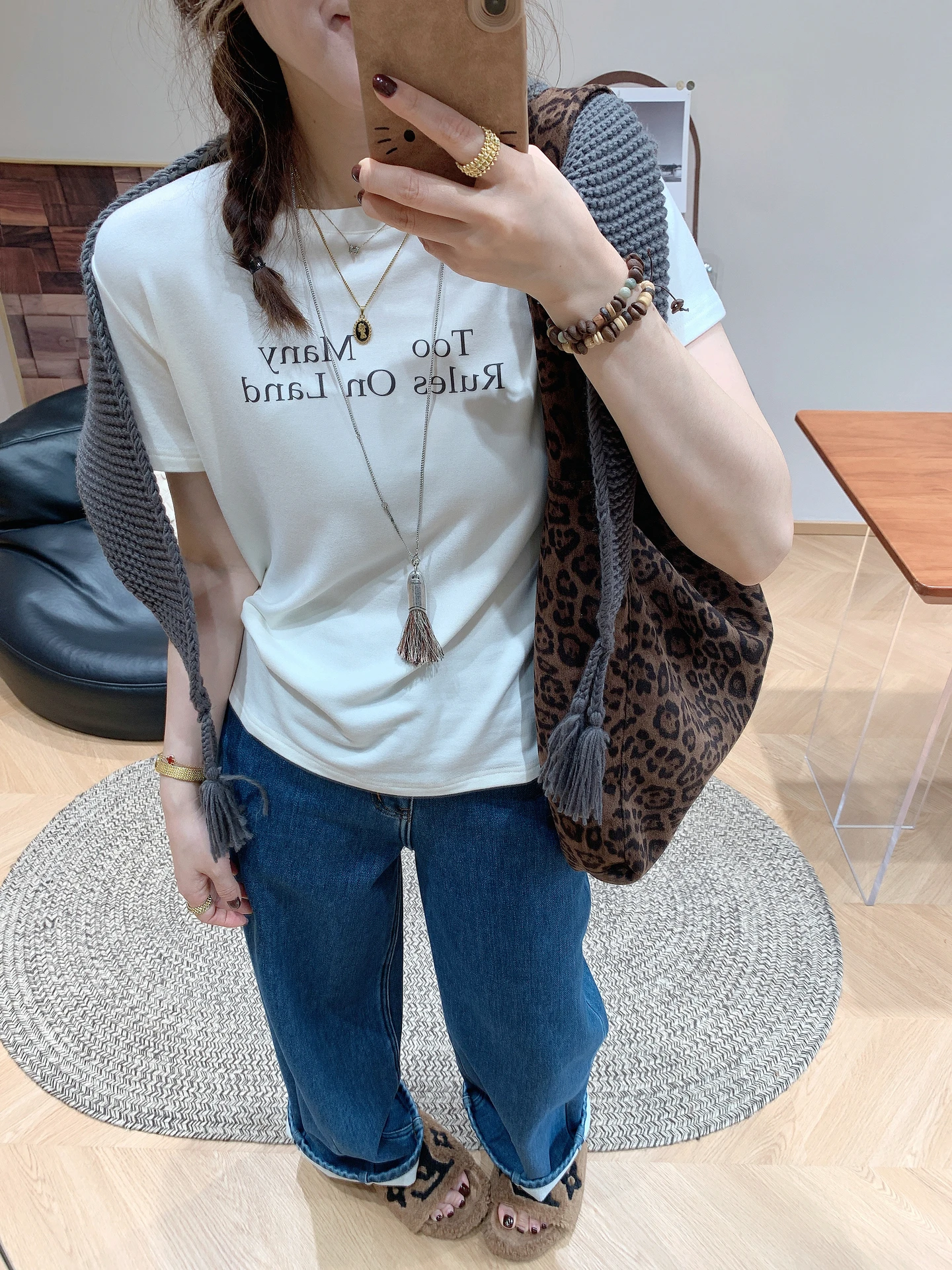 Корейская осенне-зимняя утепленная футболка с коротким рукавом, круглым вырезом, буквенным принтом, мягкая, с открытыми плечами, женский топ, повседневный стиль
Корейская осенне-зимняя утепленная футболка с коротким рукавом, круглым вырезом, буквенным принтом, мягкая, с открытыми плечами, женский топ, повседневный стиль