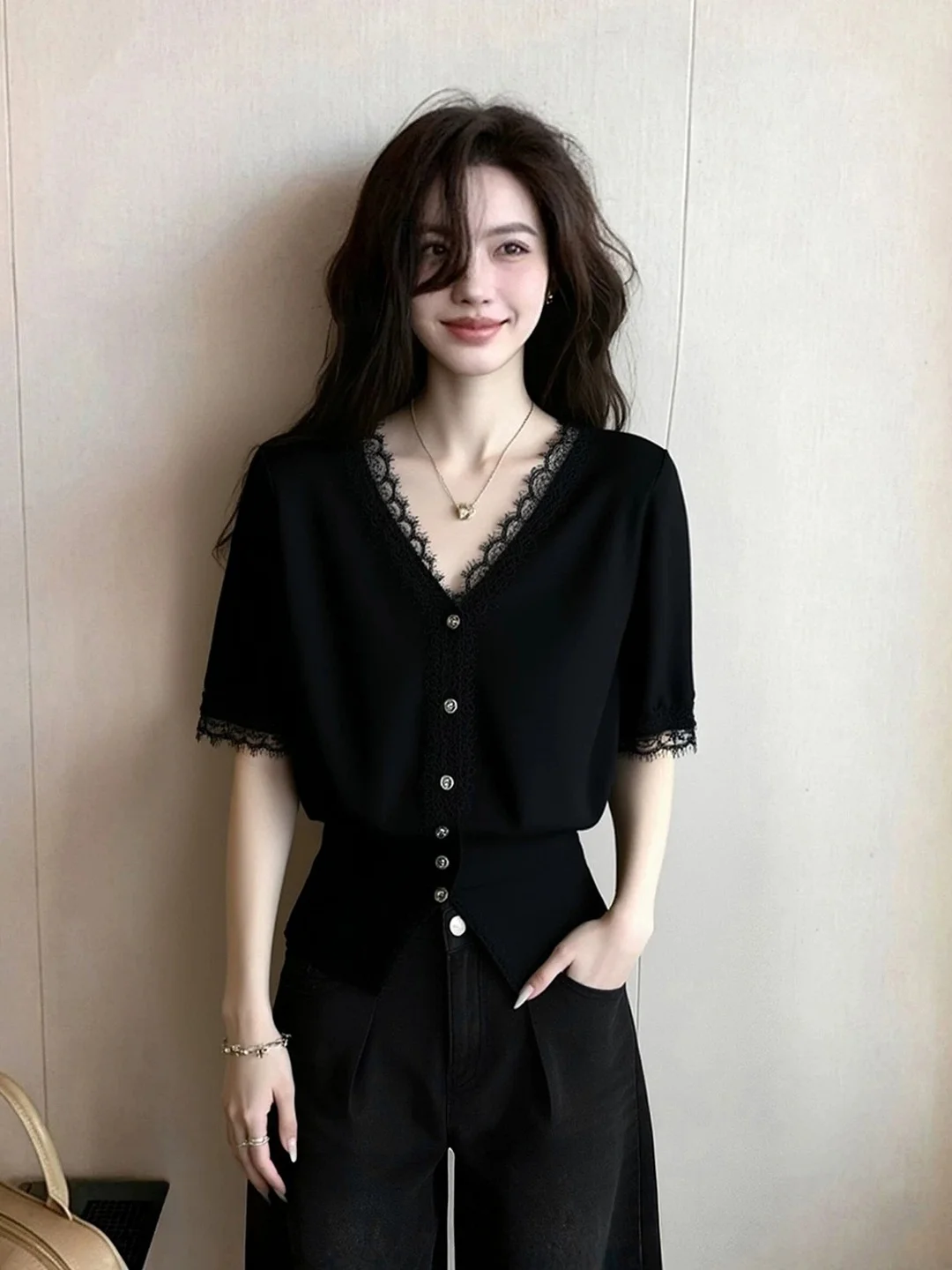 Summer Soft Knitted T-Shirt V-Neck Lace Hem Short Sleeve Waist-Cinching Design Korean Style Commute Casual Soft Top
Summer Soft Knitted T-Shirt V-Neck Lace Hem Short Sleeve Waist-Cinching Design Korean Style Commute Casual Soft Top