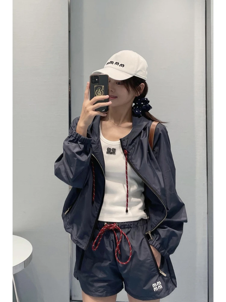 High Quality Light Weight Sensory Quick Dry Fabric Hooded Blue Sunscreen Jacket And Red Rope Casual Shorts Set Women's Wear
High Quality Light Weight Sensory Quick Dry Fabric Hooded Blue Sunscreen Jacket And Red Rope Casual Shorts Set Women's Wear