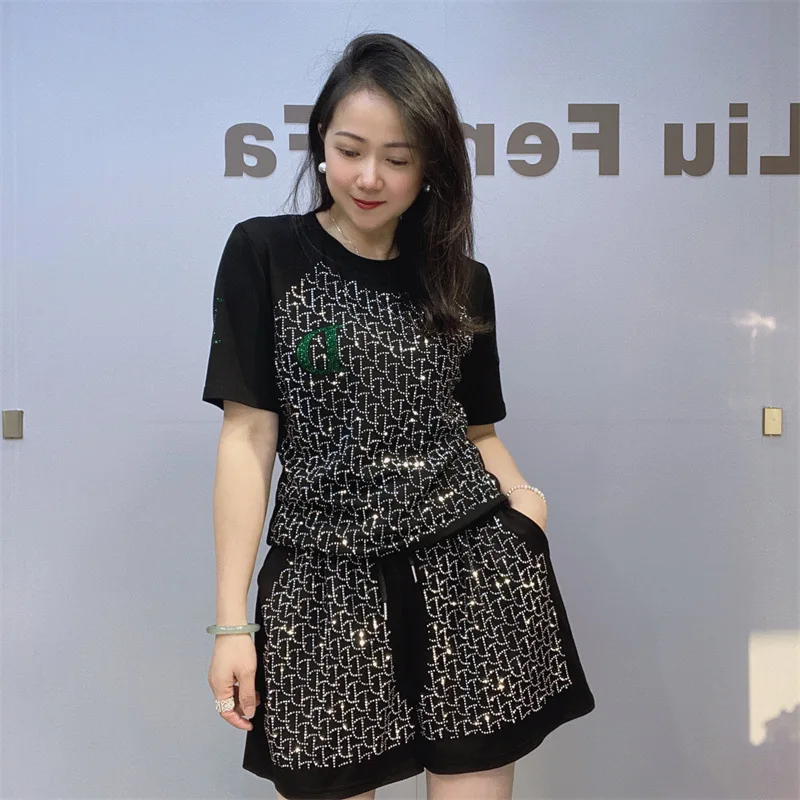 2024 Summer Two Piece Sets Womens Outfits Letter Diamonds Loose Tracksuit Casual Knitting Tops and Shorts Костюм Женский Летний
2024 Summer Two Piece Sets Womens Outfits Letter Diamonds Loose Tracksuit Casual Knitting Tops and Shorts Костюм Женский Летний