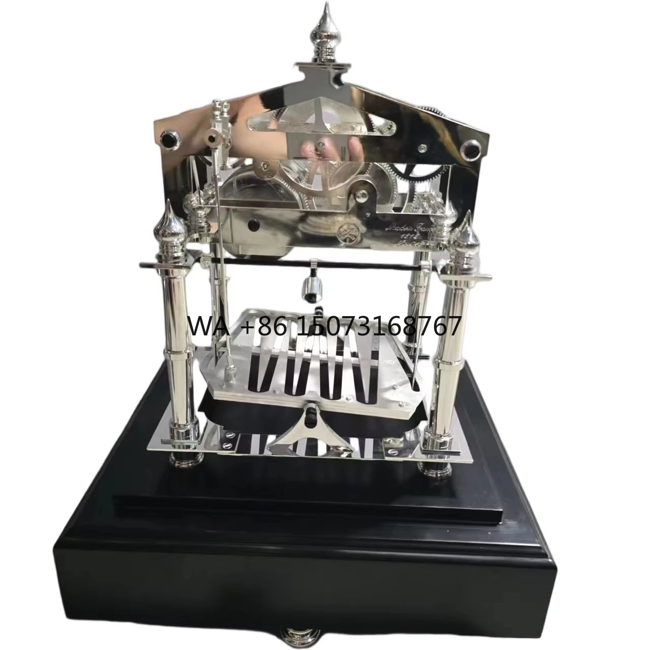 Посеребренные полированные латунные механические настольные часы с вращающимся шариком Congreve 12 s, 3 циферблата, 5 ручек
Посеребренные полированные латунные механические настольные часы с вращающимся шариком Congreve 12 s, 3 циферблата, 5 ручек