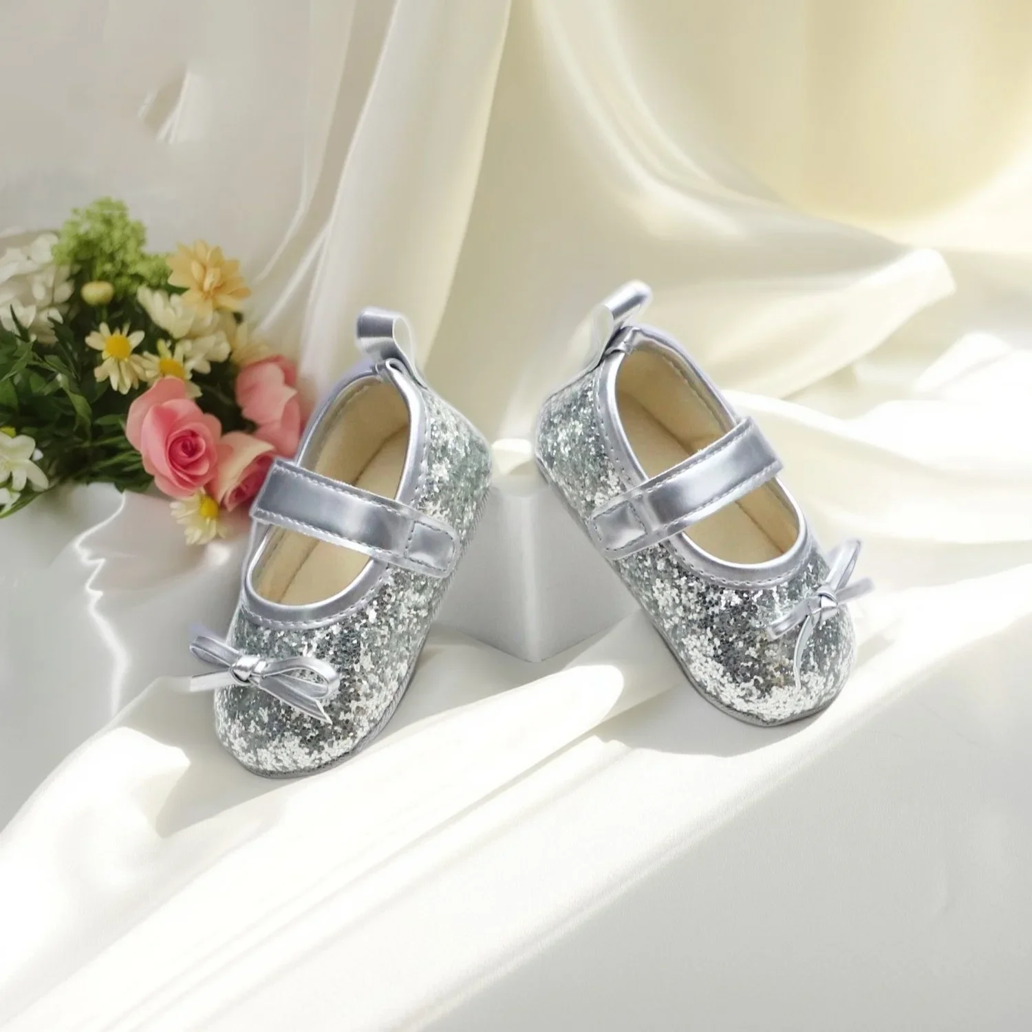New Shiny Baby girl princess shoes birthday shoes 0-18 months baby walking shoes soft soled bow shoes
New Shiny Baby girl princess shoes birthday shoes 0-18 months baby walking shoes soft soled bow shoes
