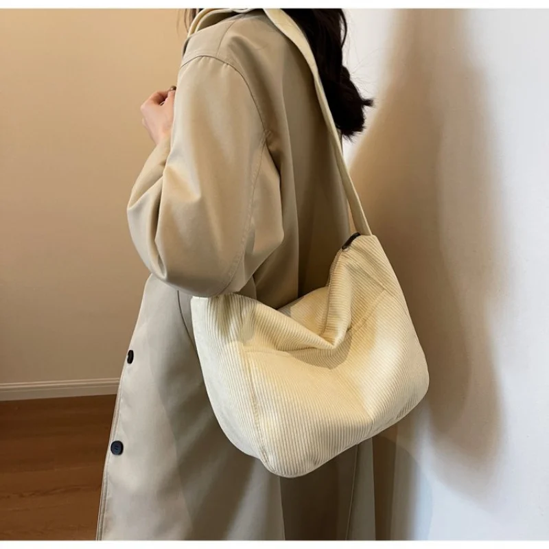 Свежий яркий 2025 Новая женская роскошная брендовая кожаная сумка на плечо Известный дизайнер Популярная повседневная классика
Свежий яркий 2025 Новая женская роскошная брендовая кожаная сумка на плечо Известный дизайнер Популярная повседневная классика 