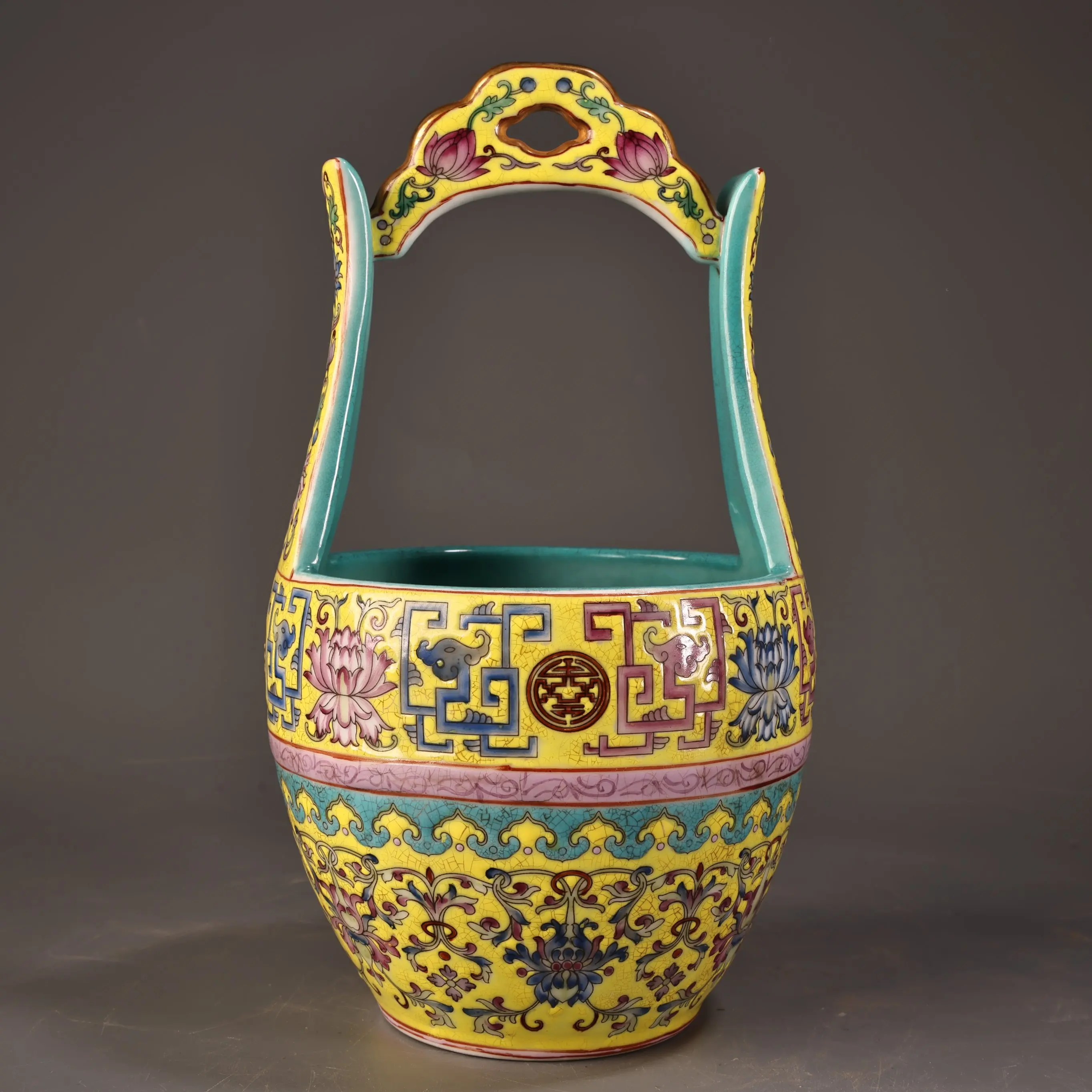 8"Old Porcelain Enamel Painted Outline in gold Flower Texture Lifting bucket Treasure Bowl Amass wealth Ornaments
8"Old Porcelain Enamel Painted Outline in gold Flower Texture Lifting bucket Treasure Bowl Amass wealth Ornaments