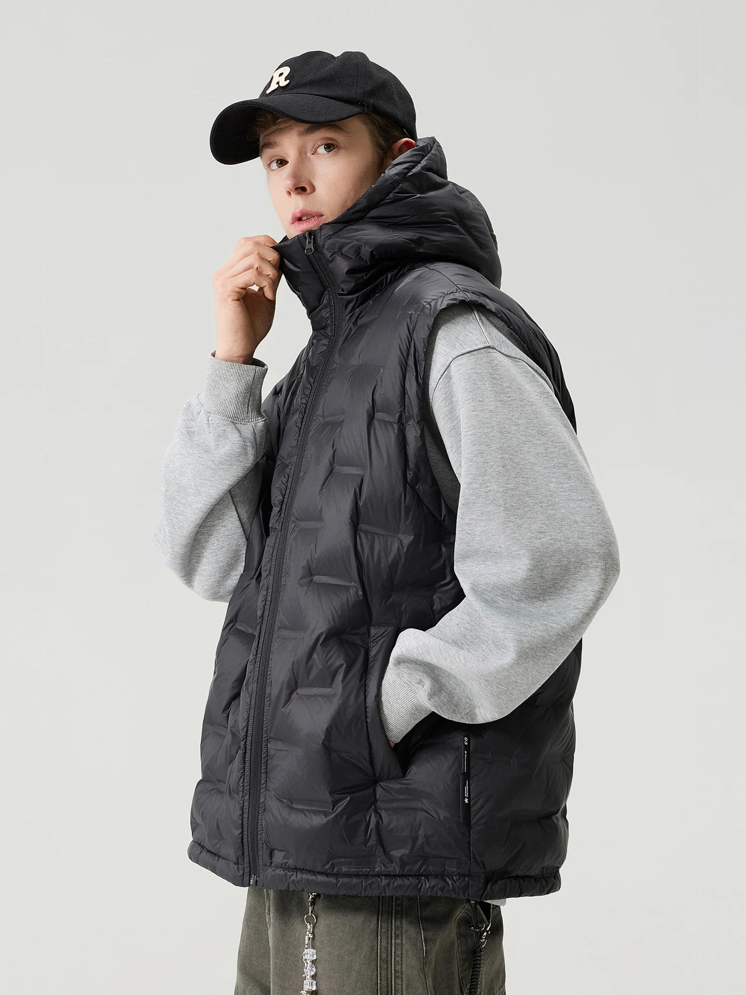 Мужской пуховый жилет свободного кроя с капюшоном, 90% белый пух, американский стиль, большие размеры, с ребристыми плечевыми вставками, зимнее пальто
Мужской пуховый жилет свободного кроя с капюшоном, 90% белый пух, американский стиль, большие размеры, с ребристыми плечевыми вставками, зимнее пальто