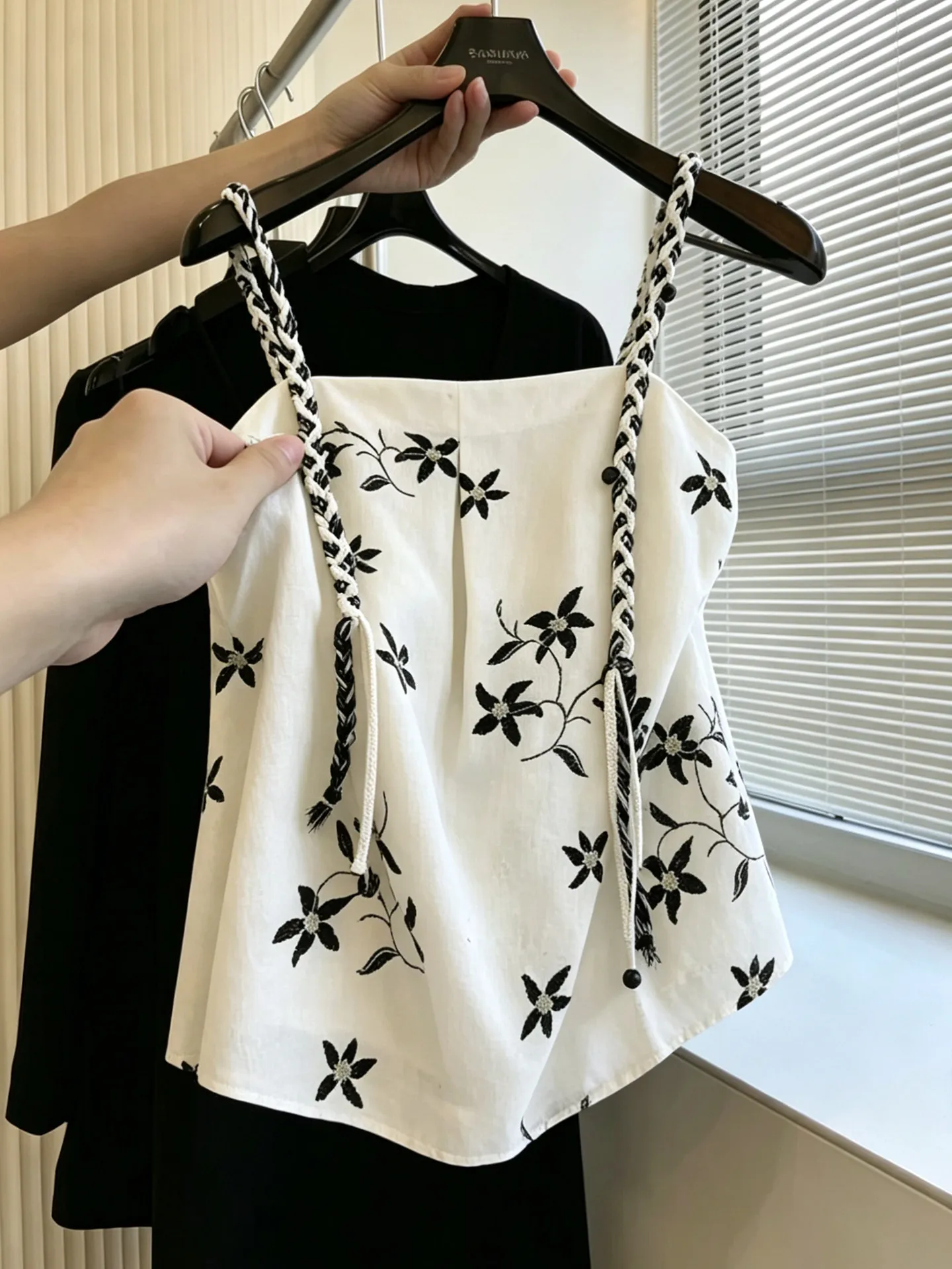 Fashionable Embroidered Heavy Work Flower Motif Tube Top Strap Vest Women's Summer Thin Cotton Blend Casual Wear Outerwear
Fashionable Embroidered Heavy Work Flower Motif Tube Top Strap Vest Women's Summer Thin Cotton Blend Casual Wear Outerwear