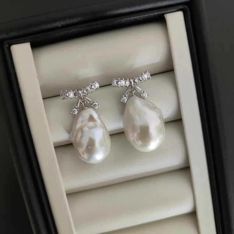 Butterfly French Style Large Iridescent Baroque Freshwater Pearl Earrings, Versatile Earrings
Butterfly French Style Large Iridescent Baroque Freshwater Pearl Earrings, Versatile Earrings