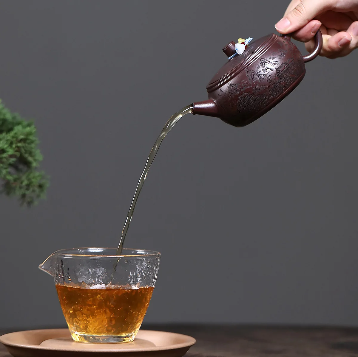 Handmade Yixing Purple Clay Pot Ore Famous Hand-Pushed Wall Scraping Bottom Landscape Pavilion Well Curb Teapot Card Cover 200C
Handmade Yixing Purple Clay Pot Ore Famous Hand-Pushed Wall Scraping Bottom Landscape Pavilion Well Curb Teapot Card Cover 200C