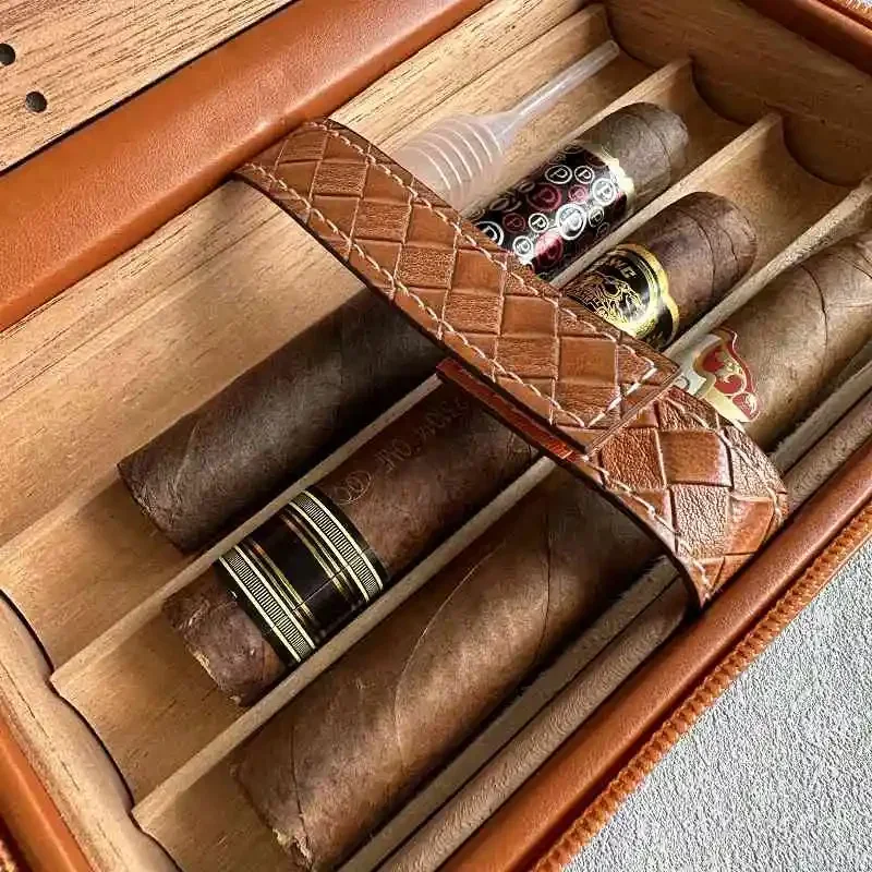 Чехол для сигар, 4 трубки сигаре, кожаный дорожный портативный хьюмидор с кедровым деревом, подкладкой из нержавеющей стали, резак для сигар 118 
Чехол для сигар, 4 трубки сигаре, кожаный дорожный портативный хьюмидор с кедровым деревом, подкладкой из нержавеющей стали, резак для сигар 118