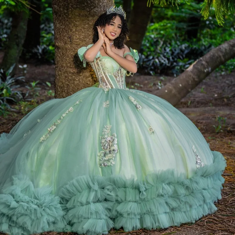 Green Quinceanera Dress off-shoulder Glitter Crystal Decal Lace Layering Long tail Bow vestidos de 15 Quinceanera Customize
Green Quinceanera Dress off-shoulder Glitter Crystal Decal Lace Layering Long tail Bow vestidos de 15 Quinceanera Customize