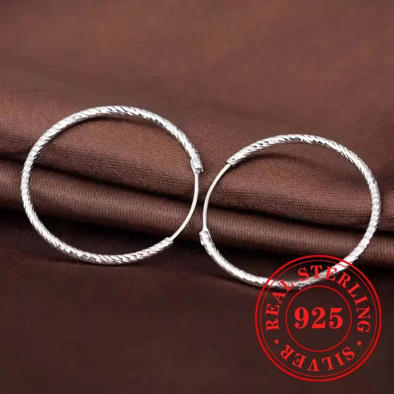 Huitan стильные женские серьги-кольца из стерлингового серебра 925 пробы, современные роскошные темпераментные аксессуары для ушей, повседневная одежда, эффектные ювелирные изделия, подарки
Huitan стильные женские серьги-кольца из стерлингового серебра 925 пробы, современные роскошные темпераментные аксессуары для ушей, повседневная одежда, эффектные ювелирные изделия, подарки