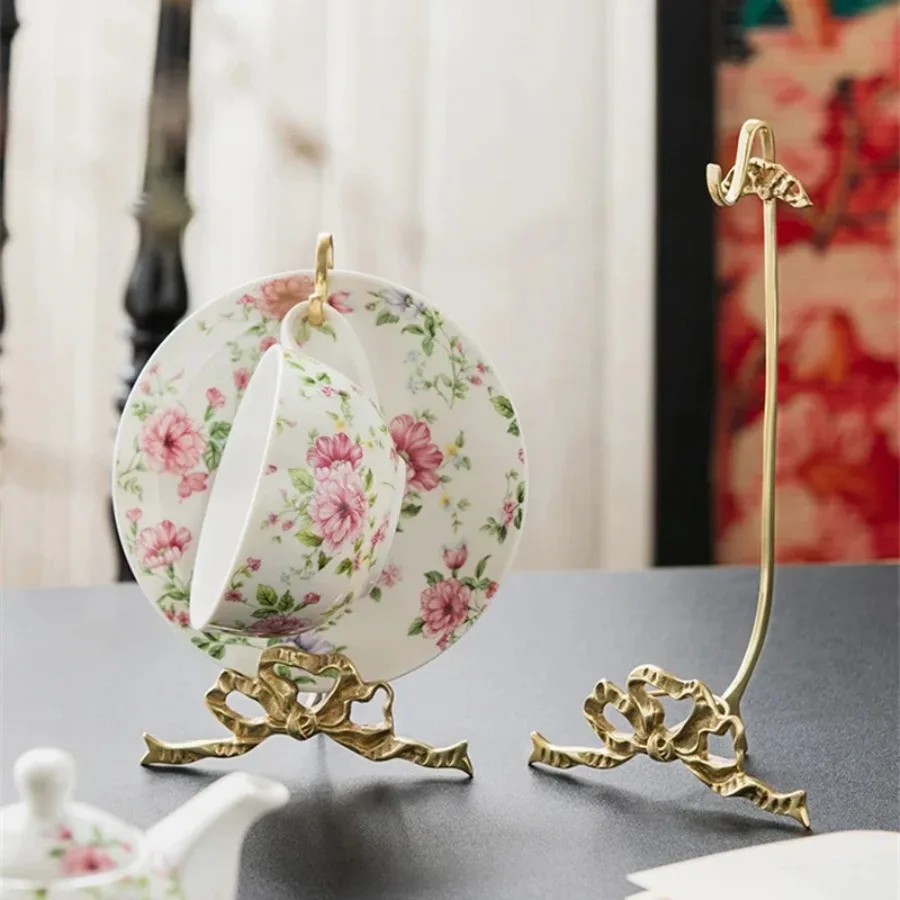 Европейская латунная кружка ручной работы в стиле ретро, подвесная подставка для чашки с водой, полка для кофейной чашки, стеллаж для хранения, украшения для дома
Европейская латунная кружка ручной работы в стиле ретро, подвесная подставка для чашки с водой, полка для кофейной чашки, стеллаж для хранения, украшения для дома