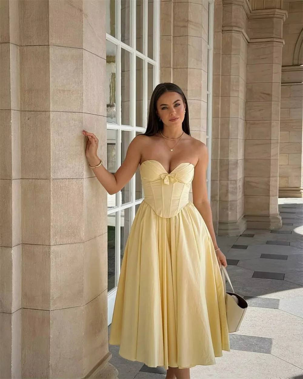 Minimal strapless waist-cinching knee-length dress with neat cut to highlight waistline, Customized sizes & details, suitable fo
Minimal strapless waist-cinching knee-length dress with neat cut to highlight waistline, Customized sizes & details, suitable fo